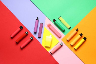 Renkli arka planda farklı elektronik sigaralar