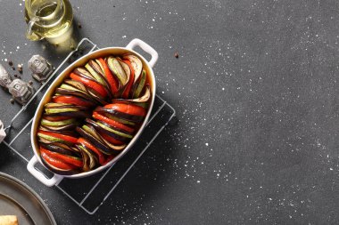 Siyah arka planda lezzetli Ratatouille yemeği.