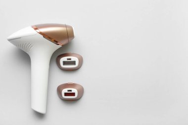 Gri arkaplanda eklentileri olan modern fotoepilatör