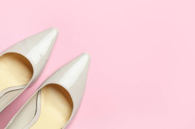 Pembe arka planda şık gri topuklular