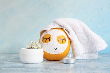 Maskeli, kremalı ve mumlu balkabağı.