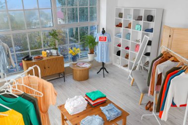 Manken ve rafları olan bir giyim mağazası.