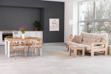 Rahat kanepesi ve yemek masası olan modern oturma odasının içinde.