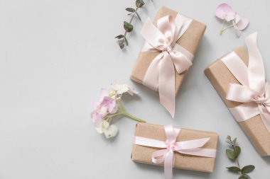 Mavi arka planda çiçeklerle süslü hediye kutuları