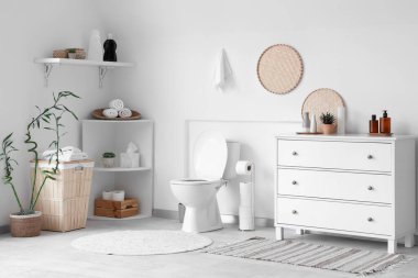 Modern banyo ve seramik klozet.