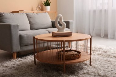 Oturma odasının iç tarafında kahve masası olan rahat bir kanepe.