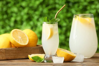 Dışarıdaki ahşap masada naneli taze limonata.