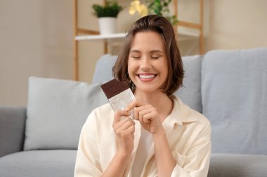 Güzel, genç, mutlu bir kadın ve lezzetli, siyah çikolatalı bir ev.