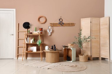 Büyülü özellikleri, raf ünitesi ve masası olan bir cadı odası.