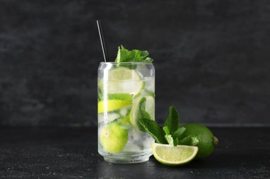 Bir bardak taze mojito kokteyli, limonlu ve naneli.