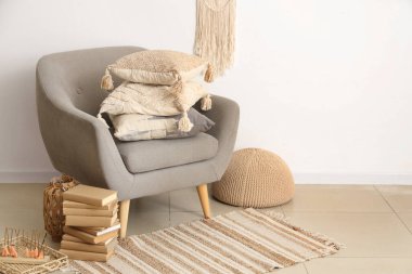 Oturma odasında bir yığın yumuşak yastıklı gri koltuk.