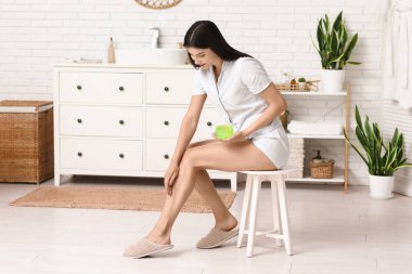 Banyoda aloe vera jeli güzel genç bir kadın.