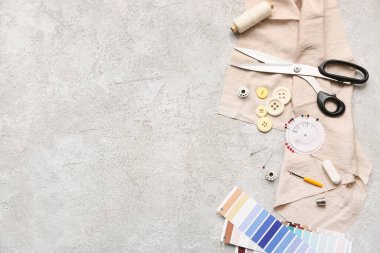 Gri arka planda makasla aksesuar dikiyorum. Üst görünüm