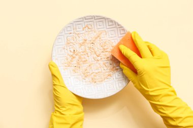 El yıkama bej arka planda bulaşık yıkama