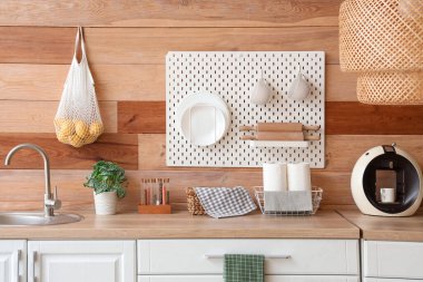 Mutfaktaki tahta duvarda beyaz tezgah ve tahta tahta tahta.