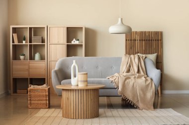 Ekoseli rahat bir kanepe ve oturma odasında dekorlu bir sehpa.