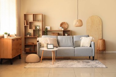 Kanepesi ve kahve masası olan bir oturma odası.