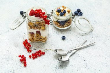 Hafif grunge arka planda yoğurt ile lezzetli granola kavanozları