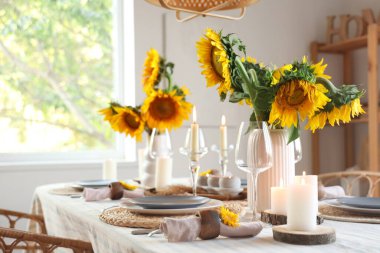 Güzel ayçiçekleriyle servis edilen yemek masası.