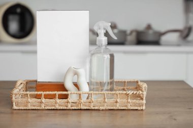 Aroma spreyli tepsi, boş çerçeve ve dekorasyon mutfak masasında, yakın plan.