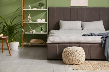 Şık modern yatak odası, temiz yatak odası, raf ünitesi ve ev bitkileri.