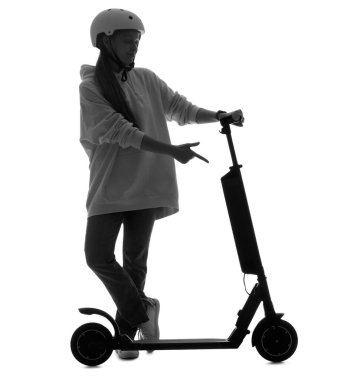 Beyaz arka planda elektrikli scooter 'ı olan kasklı genç bir kadının silueti.