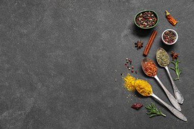 Koyu arka planda taze baharatlı kompozisyon