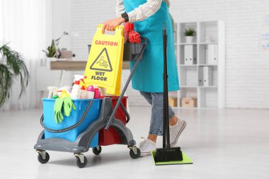 Vagonlu hademe, uyarı işareti, süpürge ve faraş ofiste.