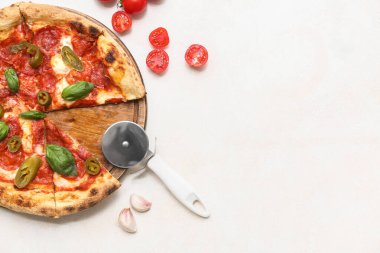 Lezzetli pizzalı kompozisyon ve arka planda kesici.