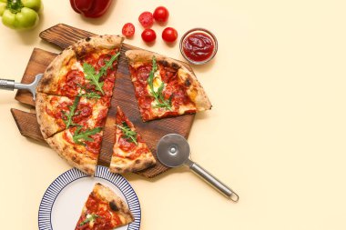 Lezzetli pizzalı kompozisyon ve bej arka planda kesici.