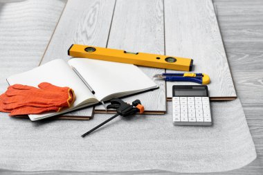 Yerdeki araçlar, hesap makinesi, defter ve kaplama tahtaları