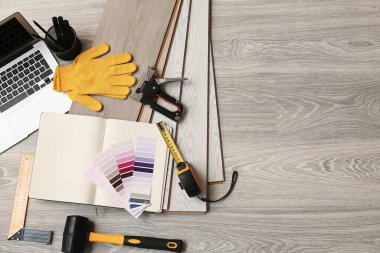 Araçlar, dizüstü bilgisayarlar, renk paletleri ve yerdeki kaplama tahtaları