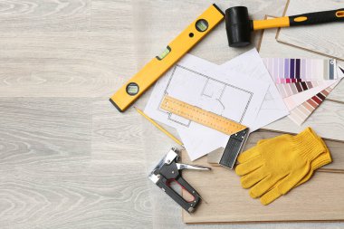 Araçlar, ev projesi, renk paletleri ve zemindeki kaplama tahtalar