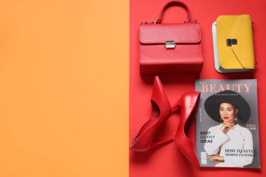 Renkli çantalar, ayakkabılar ve dergi