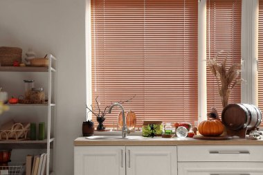 Cadılar Bayramı için tezgah ve raf üniteleriyle dekore edilmiş hafif mutfağın içi.