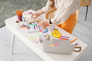 Ofisteki masada çalışan kadın web tasarımcısı, yakın plan