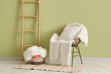 Yumuşak ekose, koltuk ve merdiveni olan oturma odası.