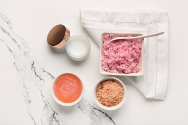 Önlüklü kaseler ve hafif arka planda malzemeler