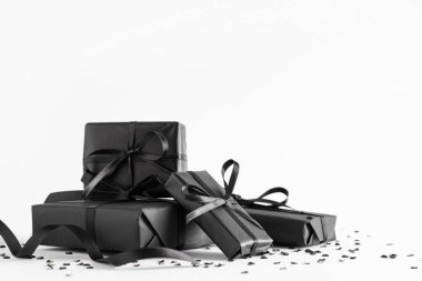 Gri arkaplanda bir sürü siyah hediye kutusu