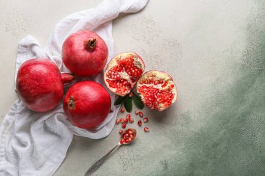 Taze nar ve kaşık, arkaplanda tohumlar.