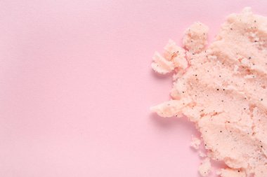 Pembe arka planda doğal vücut fırçası