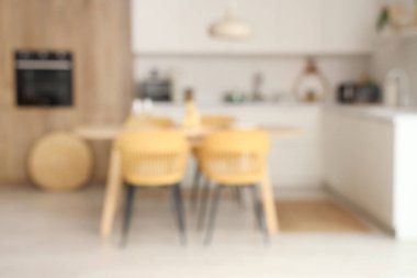 Modern mutfağın içindeki yemek masası. Bulanık görünüm
