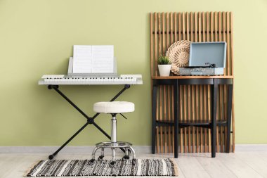 Sentezleyici, tablo ve katlama ekranlı odanın içi