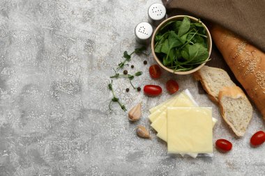 Lezzetli işlenmiş peynir dilimleri, taze sebzeler ve grunge masasında ekmek.