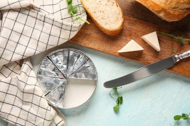 Lezzetli işlenmiş peynir üçgenleri, açık arkaplanda taze ekmek ve bıçak bileşimi