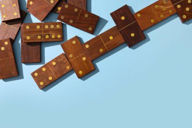 Mavi arkaplanda tahta domino blokları