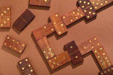 Kahverengi arkaplanda tahta domino blokları