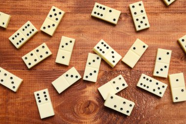 Tahta zeminde beyaz domino blokları