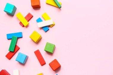 Pembe arka planda farklı yapı taşları