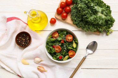 Lezzetli lahana salatası, sebze, karabiber ve hafif ahşap arka planda yağlı kompozisyon.